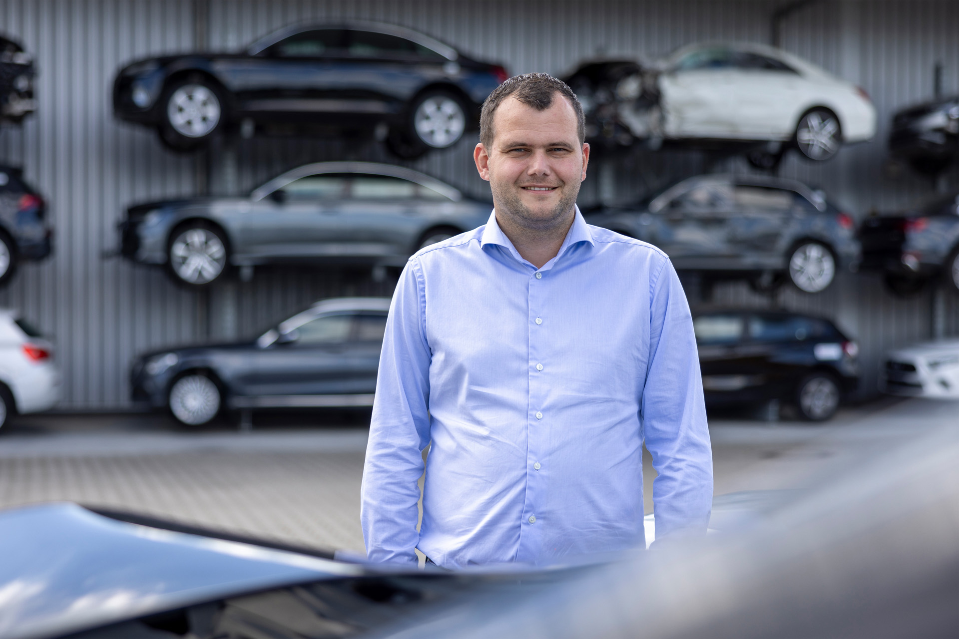 Autoreycling Kempers: Erfolg durch Digitalisierung: Ayton Kempers, CEO von Autorecycling Kempers, vor Demontage-Fahrzeugen