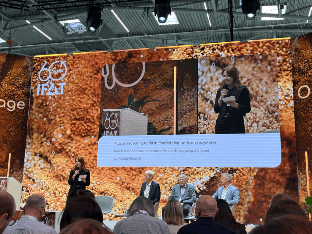 Auf der Orange Stage der IFAT 2026 diskutierten Branchenvertreter über Kunststoffrecycling, steigenden Rezyklatbedarf und die Voraussetzungen für funktionierende Kreislaufwirtschaft.